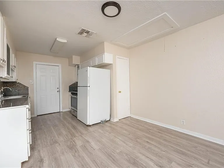 1217 Baywood Ln — Photo 8