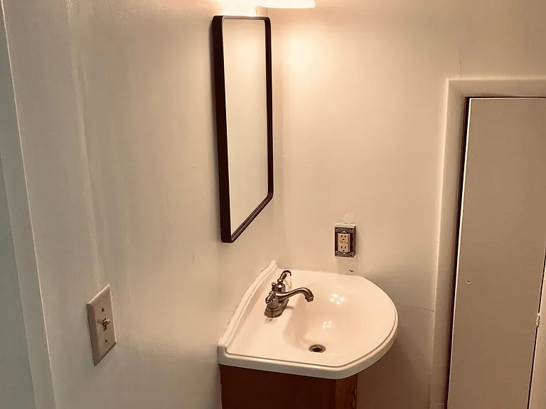 127 W Caracas Ave — Photo 16