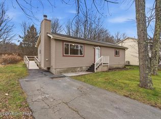 1120 Trapper Ln, Pocono Summit, PA 18346