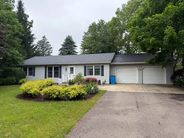 32730 Cable Dr, Dowagiac, MI 49047