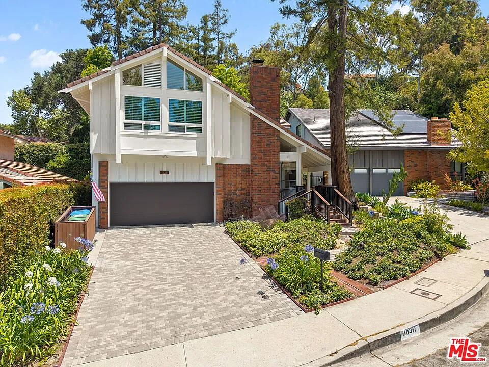 5 bed, 2.5 bath, 2900 sqft, $9,995 — Photo 2