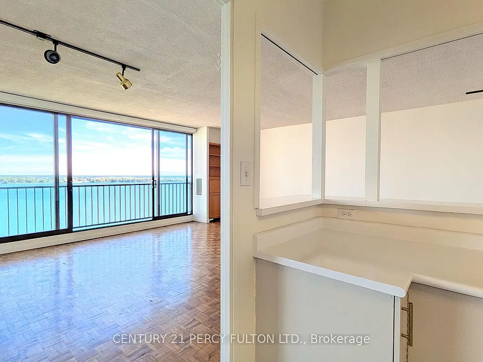33 Harbour Sq #1823