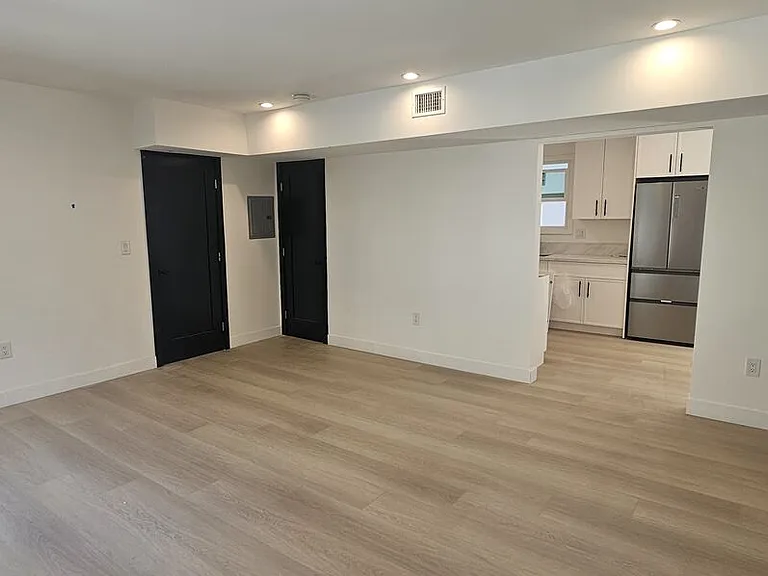 537 S Catalina St — Photo 13