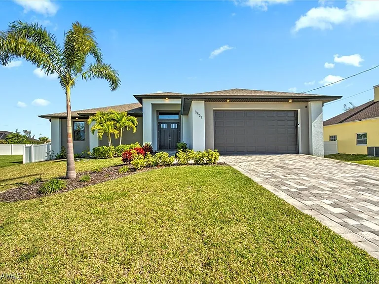 3527 SW 4th Ln — Photo 2