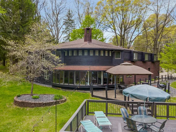 1751 Bird Rd, Ortonville, MI 48462