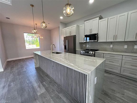 5th image of 1049 Albert AVE