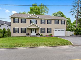 516 Westlake Dr, Thornwood, NY 10594