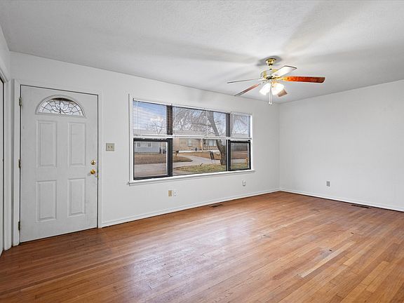 3rd image of 372 SE Elmhurst Ave