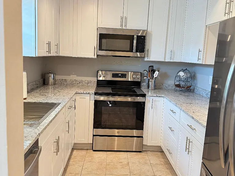 900 Jasmine Ln #6B — Photo 2