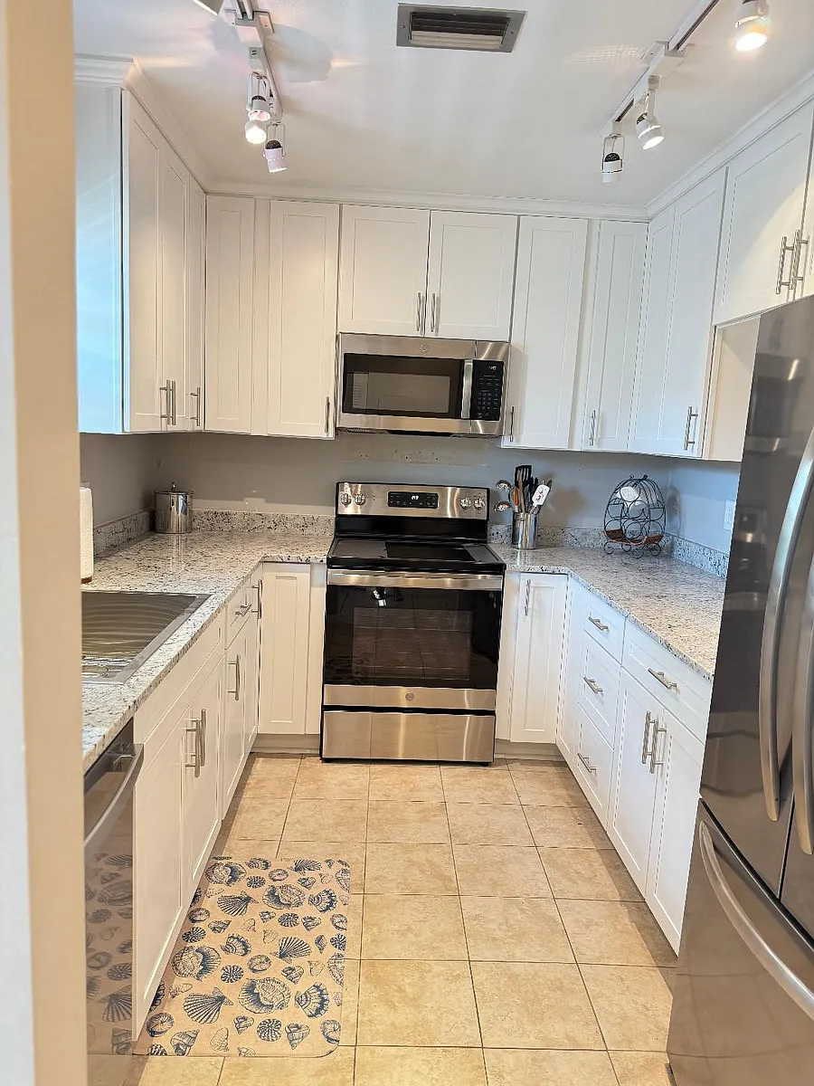 Building Photo - 900 Jasmine Ln #6B