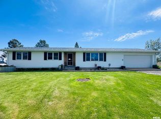 73 1st St, Sciota, IL 61475