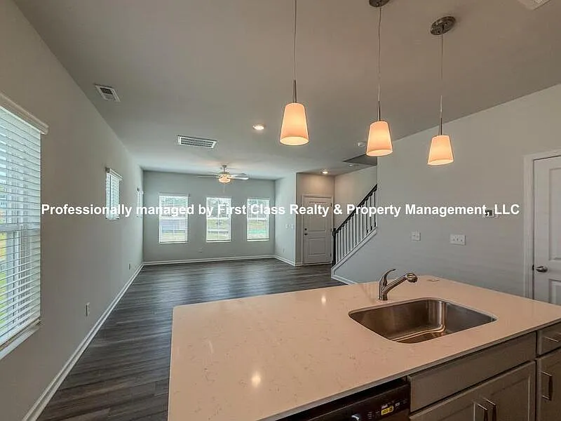 3 bed, 2.5 bath, 1505 sqft, $2,050 — Photo 2