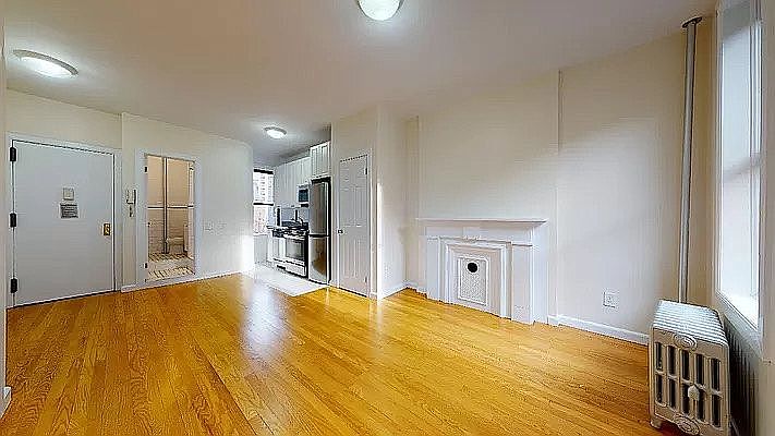 1st image of 21 Greenwich Ave #6