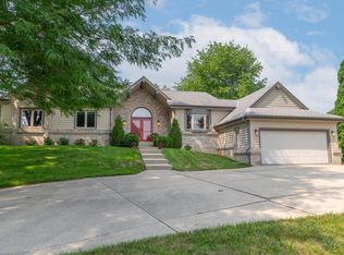 16520 W Heatherly Dr, New Berlin, WI 53151