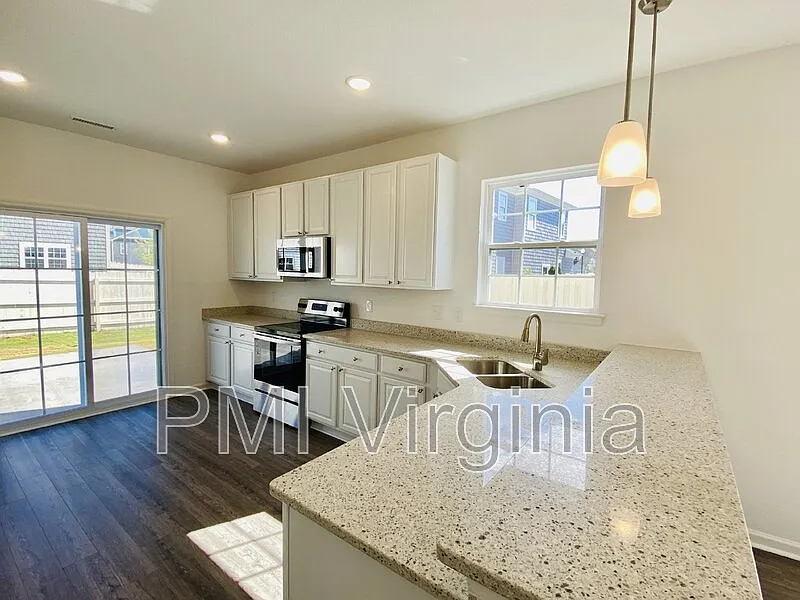 4 bed, 3.5 bath, 2250 sqft, $3,200 — Photo 4