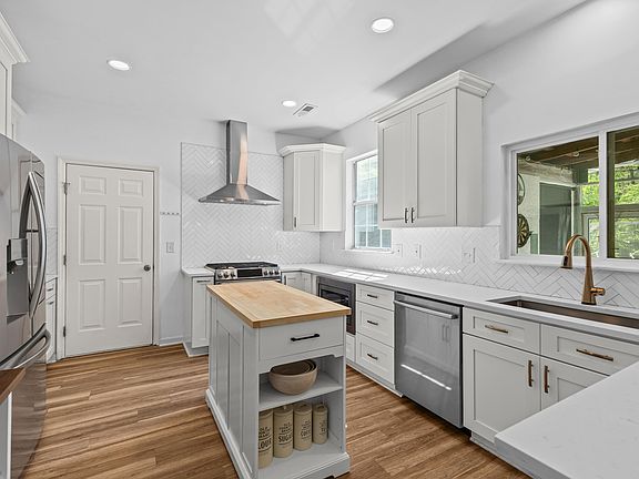 5th image of 800 Essex Dr