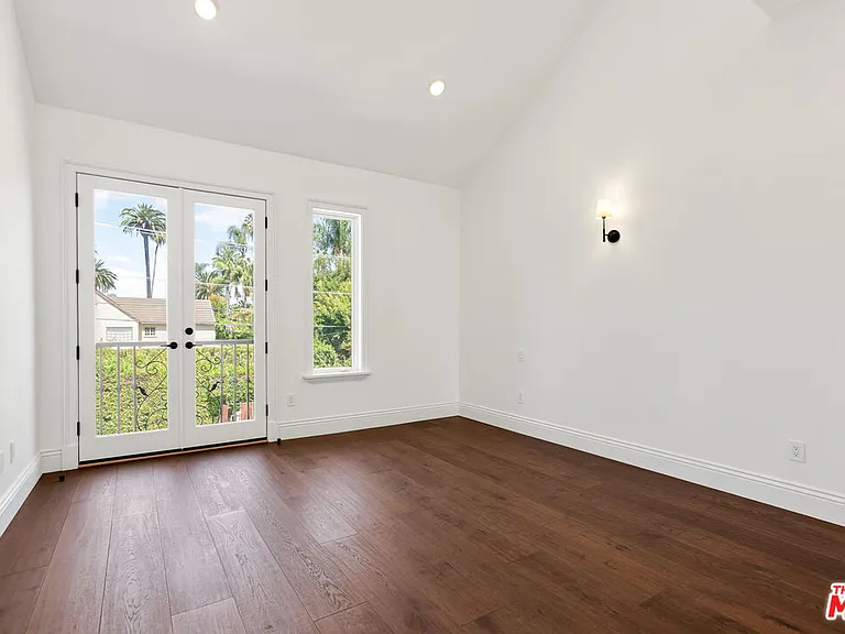 520 N Palm Dr — Photo 36