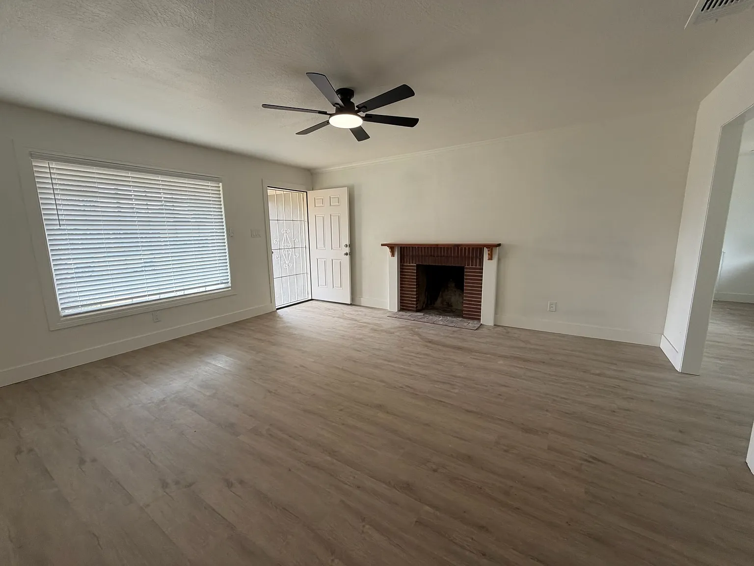 2 bed, 848 sqft, $2,600 — Photo 3