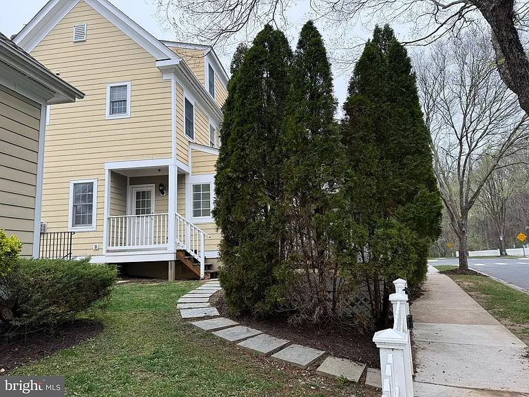 817 Linslade St #LL — Photo 2