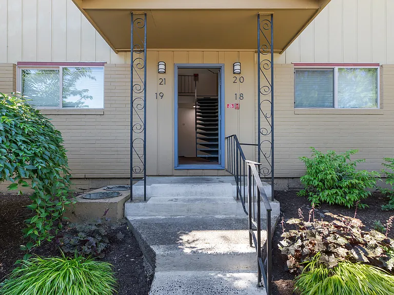 West Royal Apartments — Photo 29