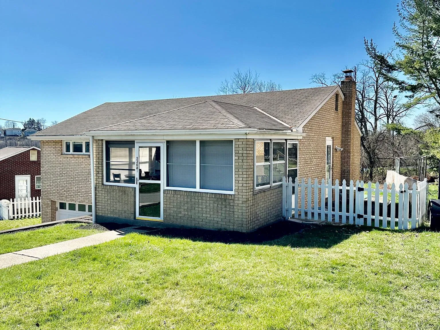3 bed, 1.5 bath, 1100 sqft, $2,400 — Photo 2