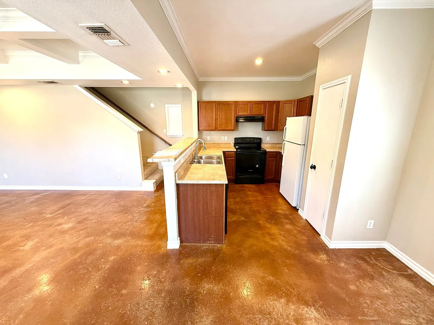 ** Move-In Special** Fresh Paint + Brand-New Carpet! Charming Two Story 3-Bedroom Town Home With ... — Photo 4