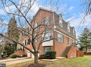 8001 Merry Oaks Ln, Vienna, VA 22182