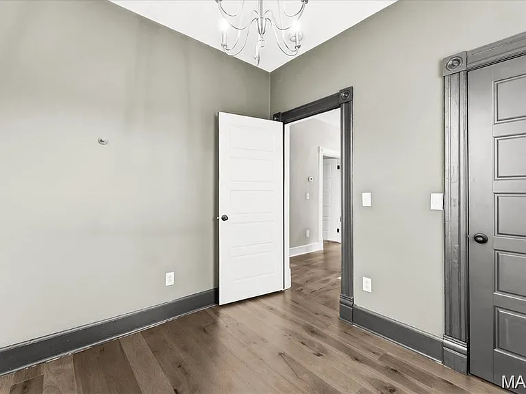 221 N Jackson St — Photo 14