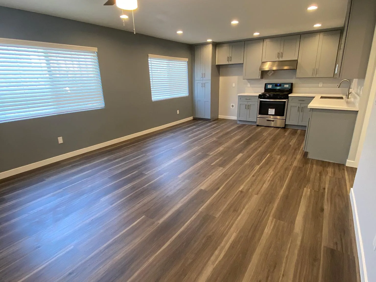 16110 S Menlo Ave — Photo 2