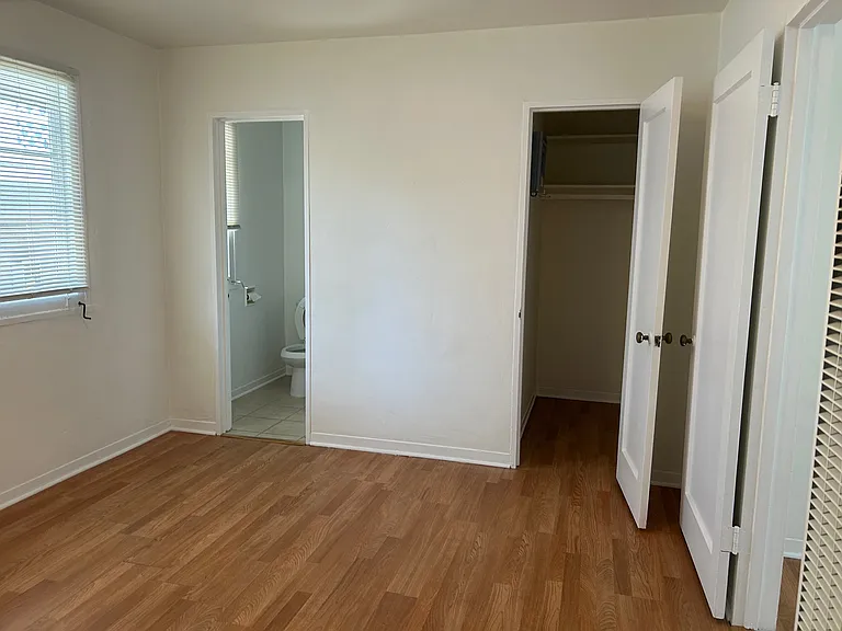 2435 De La Vina St #E — Photo 5