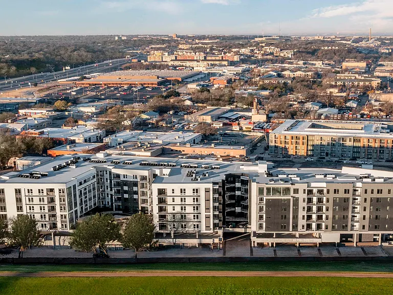 Modera Trinity is a uniquely designed community where stunning architecture, curated amenities with on-site retail, and sweeping views welcome you home.