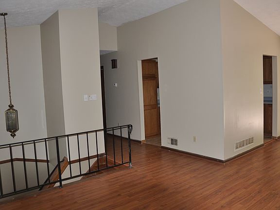 3rd image of 743 Pebble Creek Dr