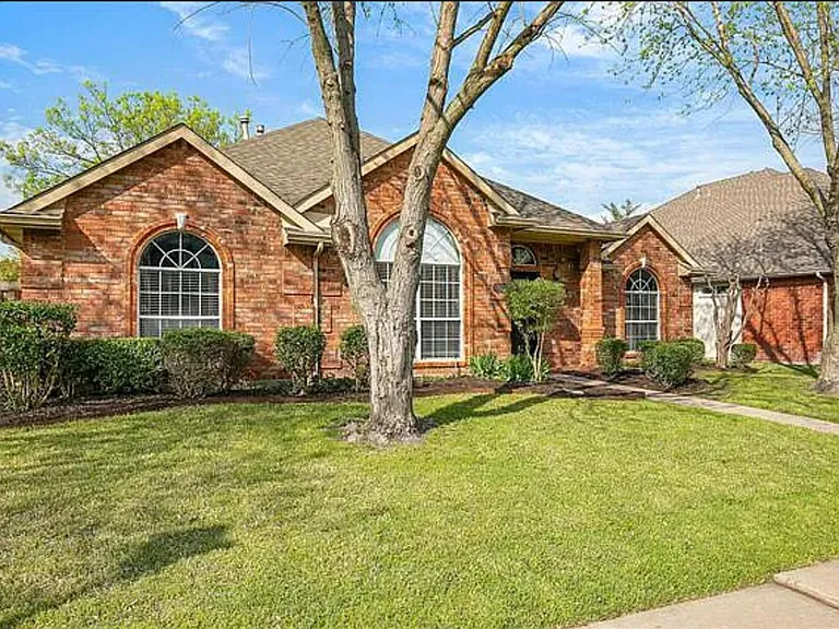 11012 Alexandria Dr — Photo 2