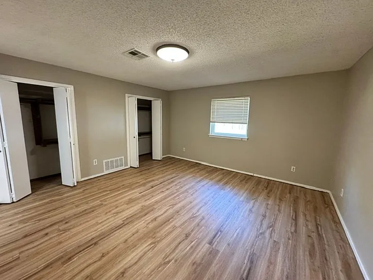 2204 Edgewood Dr — Photo 7