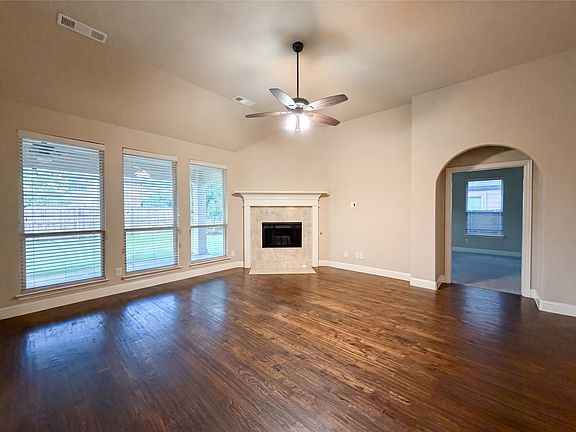 3rd image of 725 Lyndhurst Dr