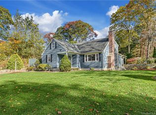 32 Foster Ave, Trumbull, CT 06611
