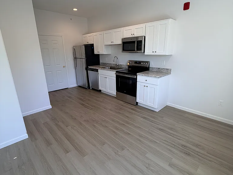 337 Main St #7 — Photo 6