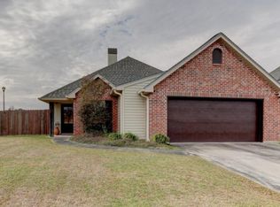 401 Quiet Meadows Cir, Youngsville, LA 70592