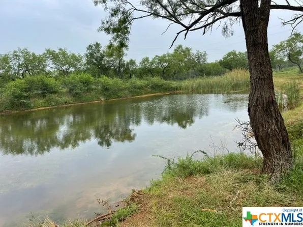 723 County Road 106, Floresville, TX 78114