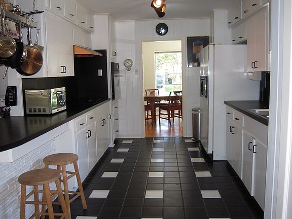 Bright and Spacious kitchen!