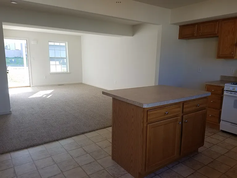1012 Alexander Dr — Photo 4