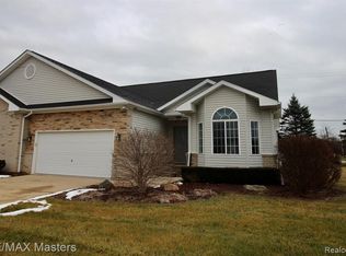 22303 Georgia Pine Dr, New Boston, MI 48164