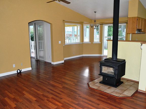 3rd image of 4907 Carole Dr NE