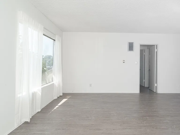 819 Ocean Park Blvd #4 — Photo 9