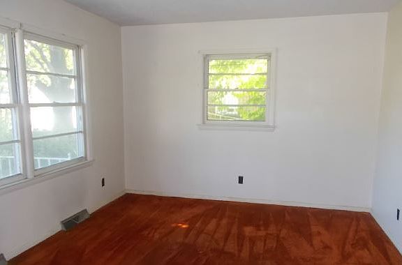 5th image of 606 E Morehead St