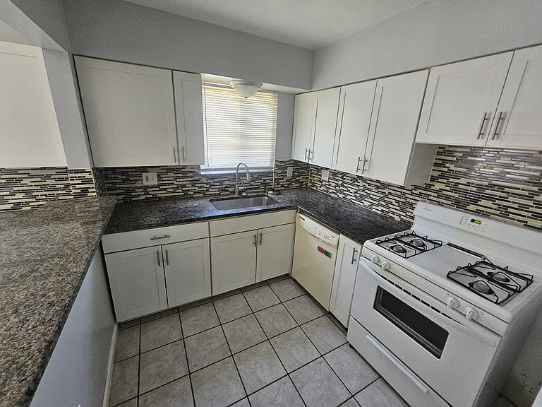 1534 E George Ave — Photo 3