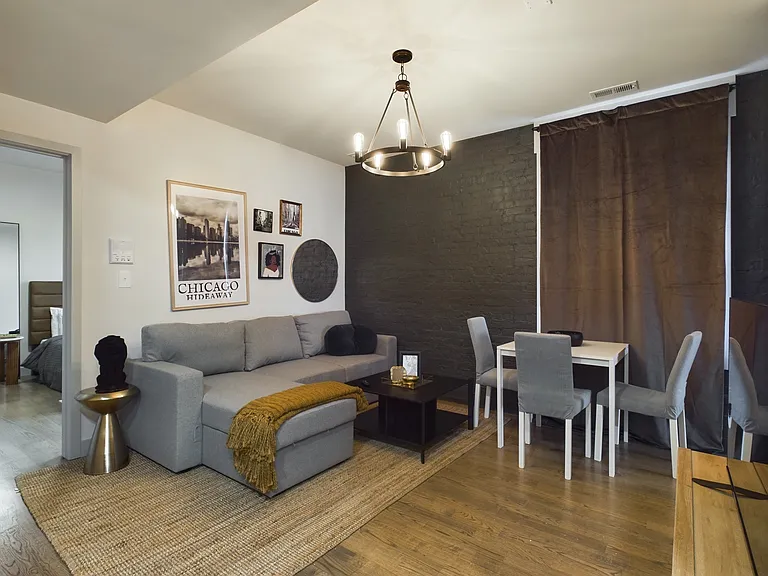 2439 W Walton St #1 — Photo 3