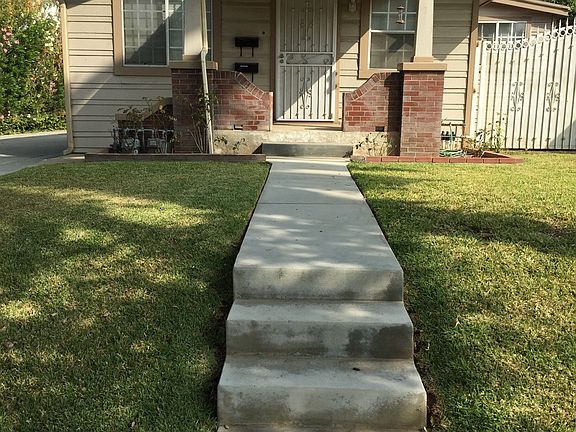 Front house/ Front yard