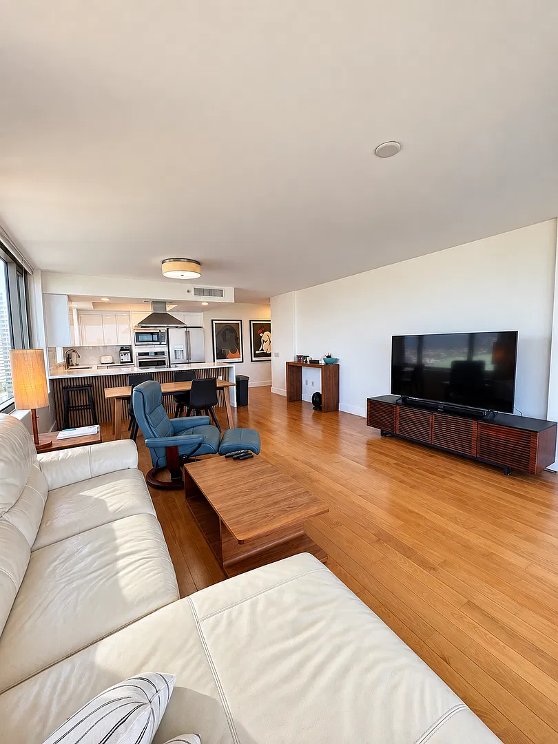 Fully Renovated & Fully Furnished 2 Bedroom In The Watermark Waikiki! — Photo 4