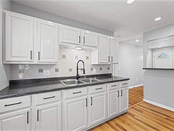 4th image of 1313 NE 44th St